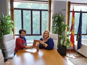 Patrocinio Las Heras dedicando el libro Trabajo Social y Servicios Sociales a Ana Lima